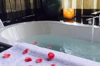 南京水疗池中的失重冥想：当身体学会漂浮